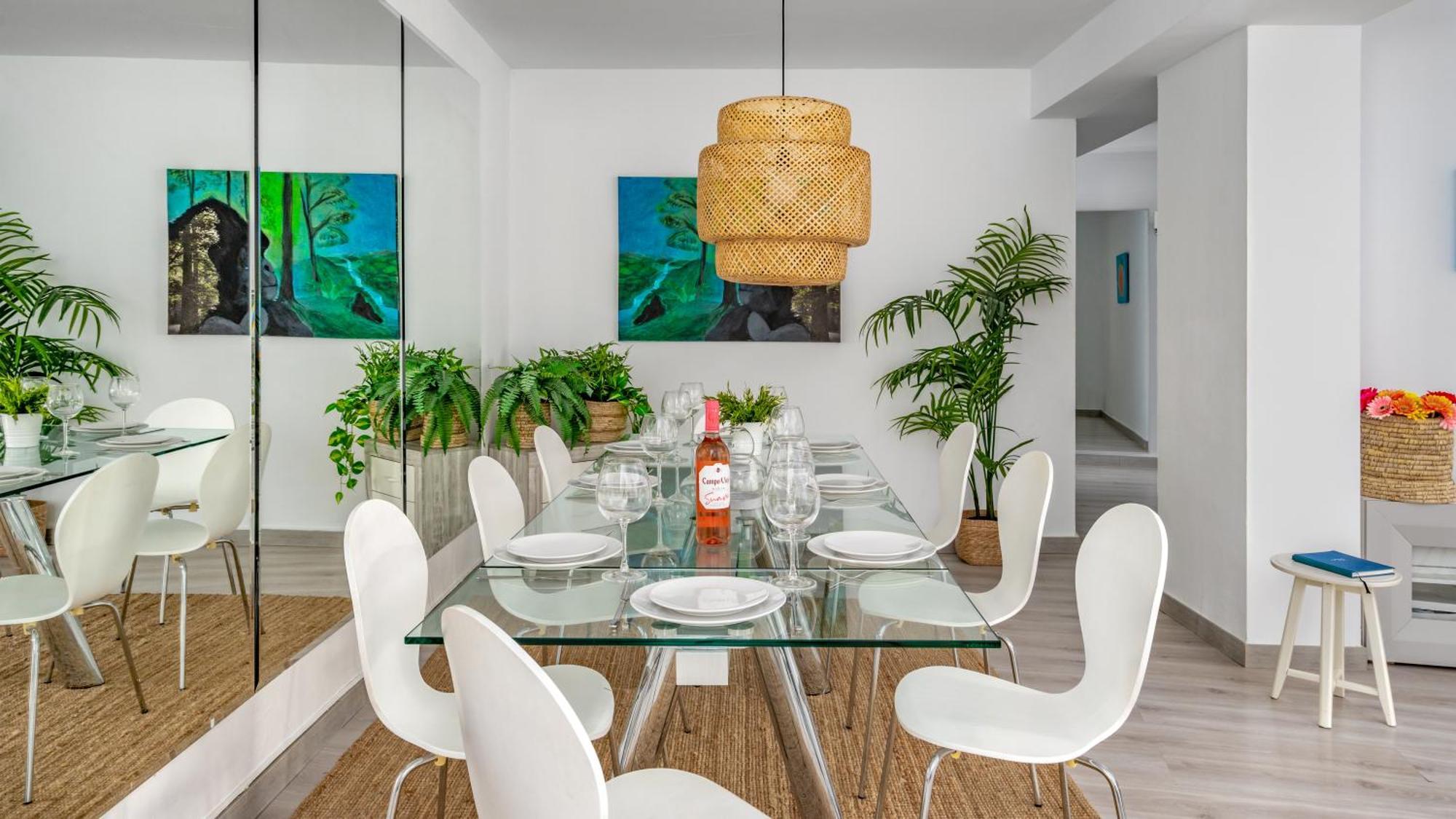 Seaside Bliss: 3 Bedroom With A View Leilighet *